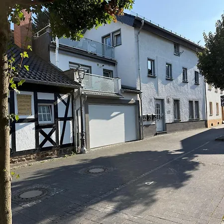 Zentrale Mit Terrasse Und Weinbergblick באד נויאנאהר-ארוויילר