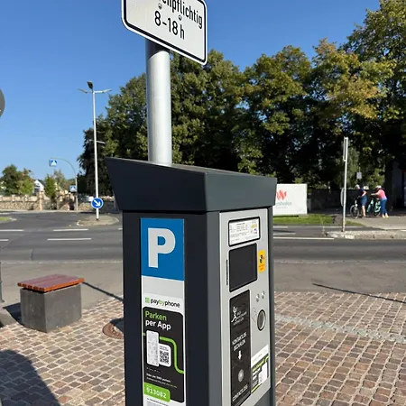 Zentrale Mit Terrasse Und Weinbergblick