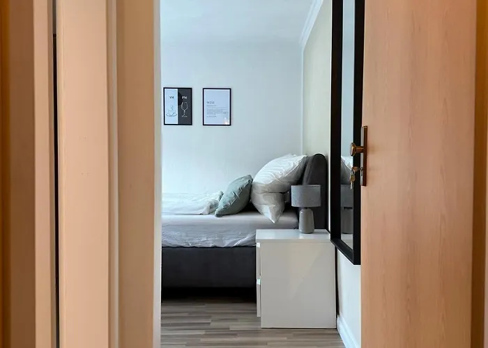 Zentrale Mit Terrasse Und Weinbergblick